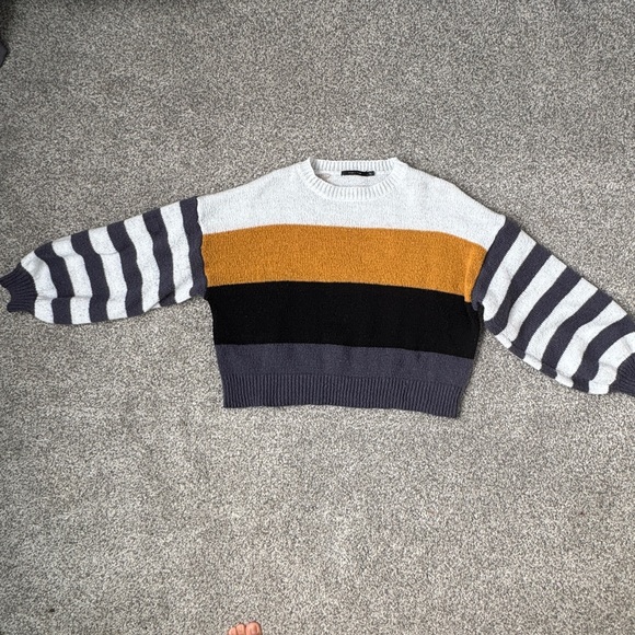 Doe and Rae 100% Polyester Puffy Long Sleeves Crop Sweater Size Medium - Picture 2 of 12